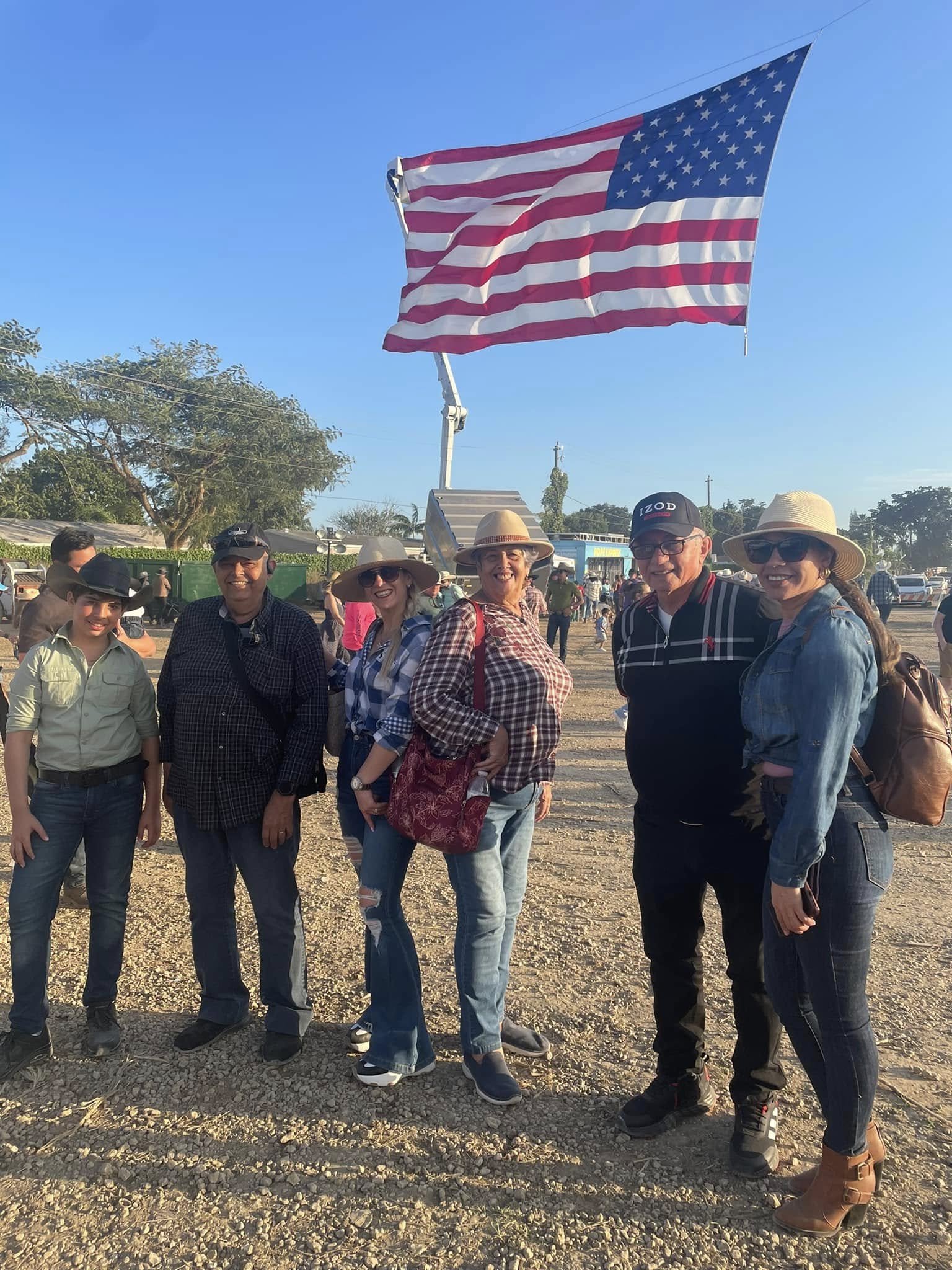 Un grupo de personas mayores pintando en un taller de arte.