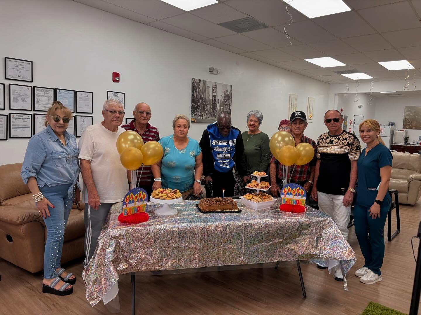 Dos personas mayores jugando una partida de ajedrez en un parque.