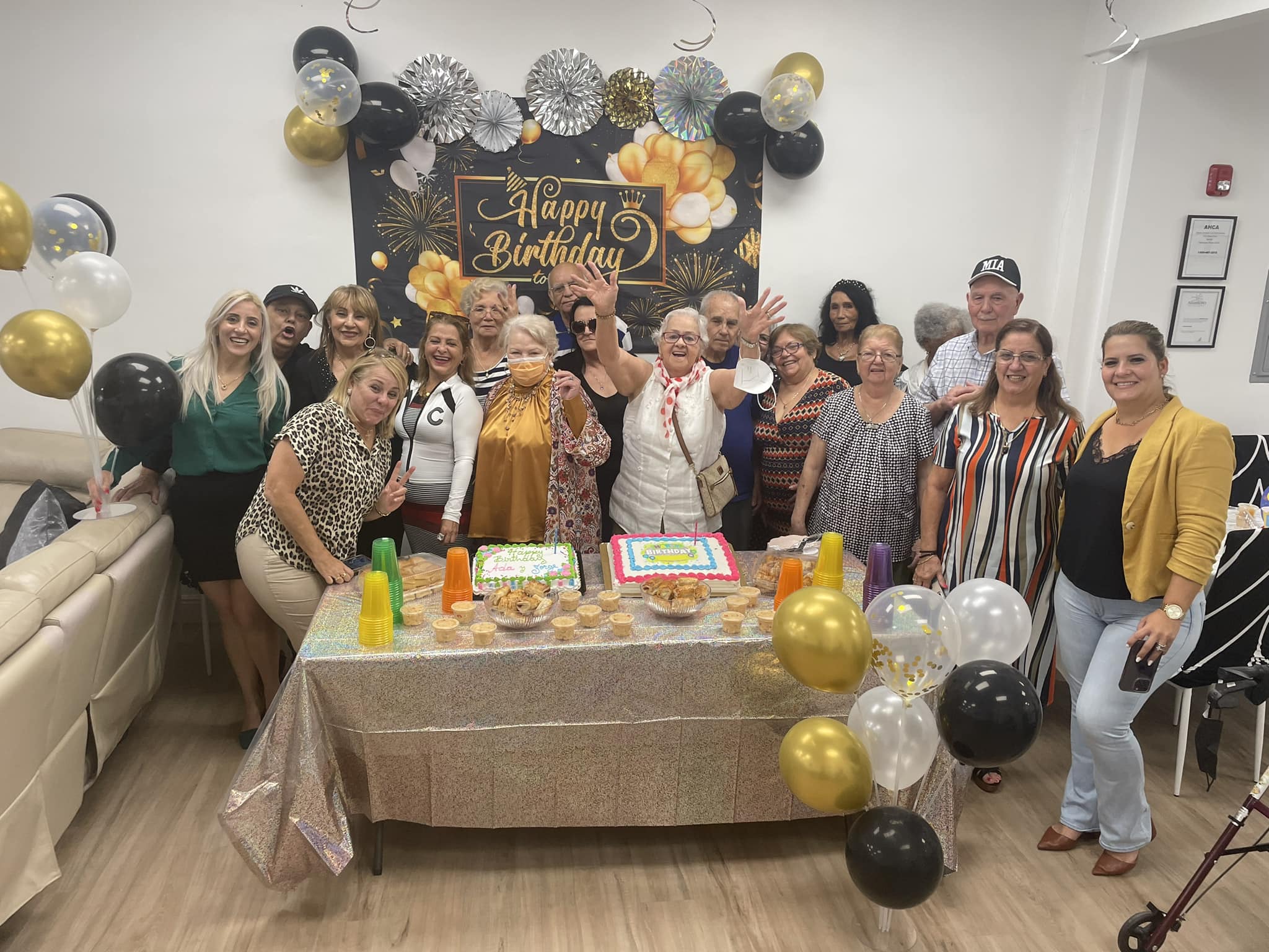 Una pareja de ancianos bailando salsa en un evento comunitario.